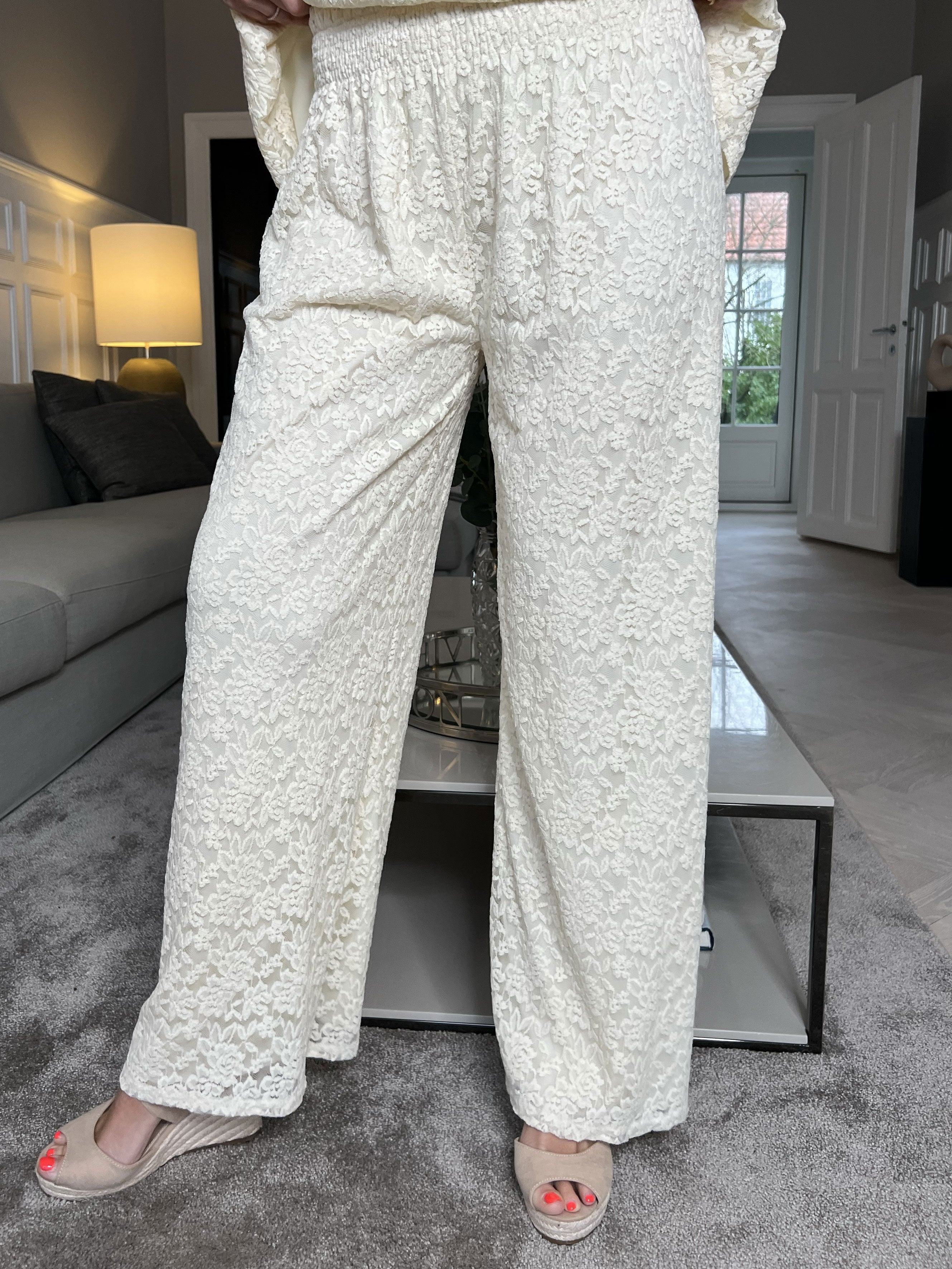 Pams Lace Pants - Løse elastiske blondebukser